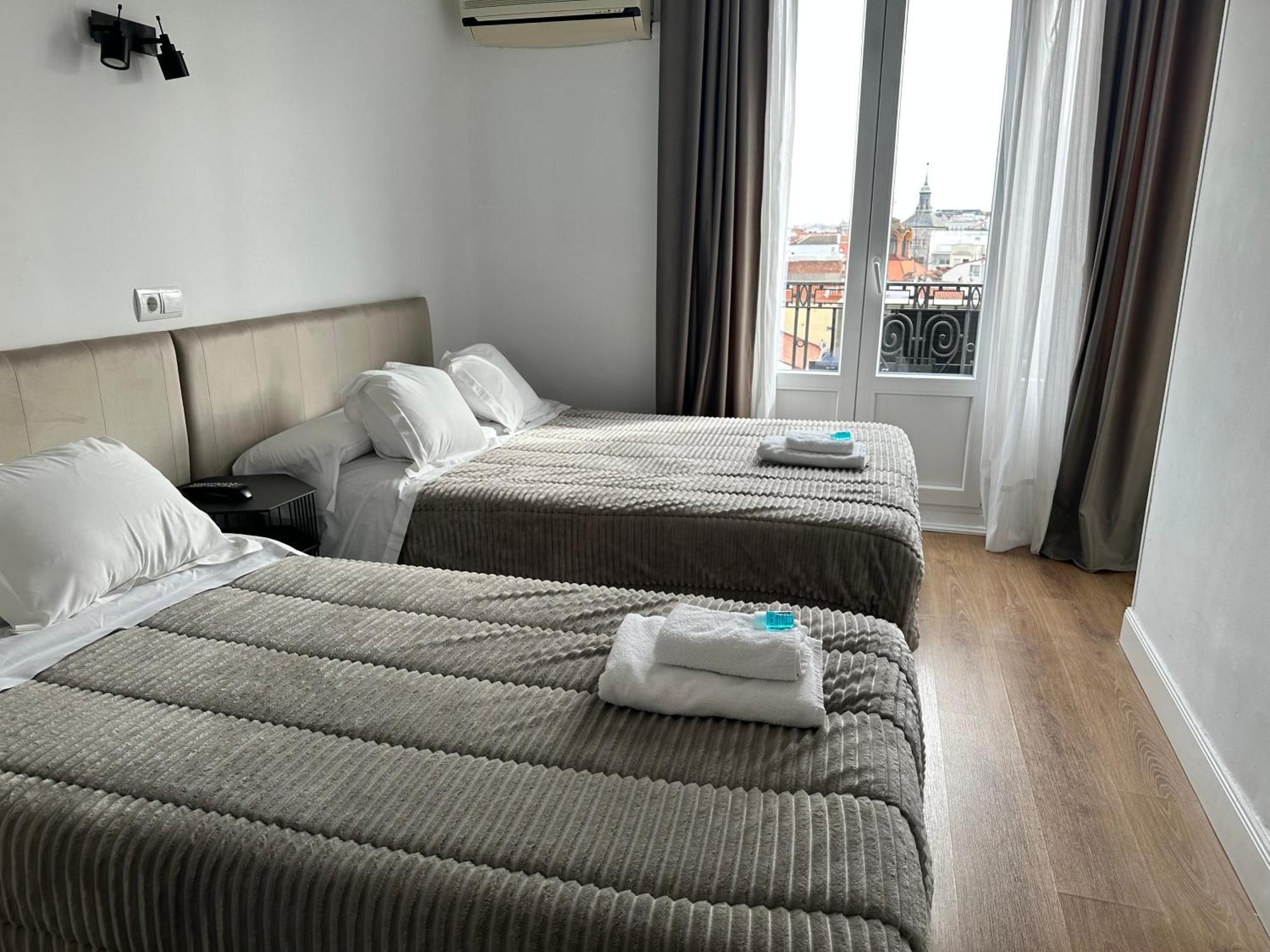 Hostal Besaya Мадрид Екстер'єр фото