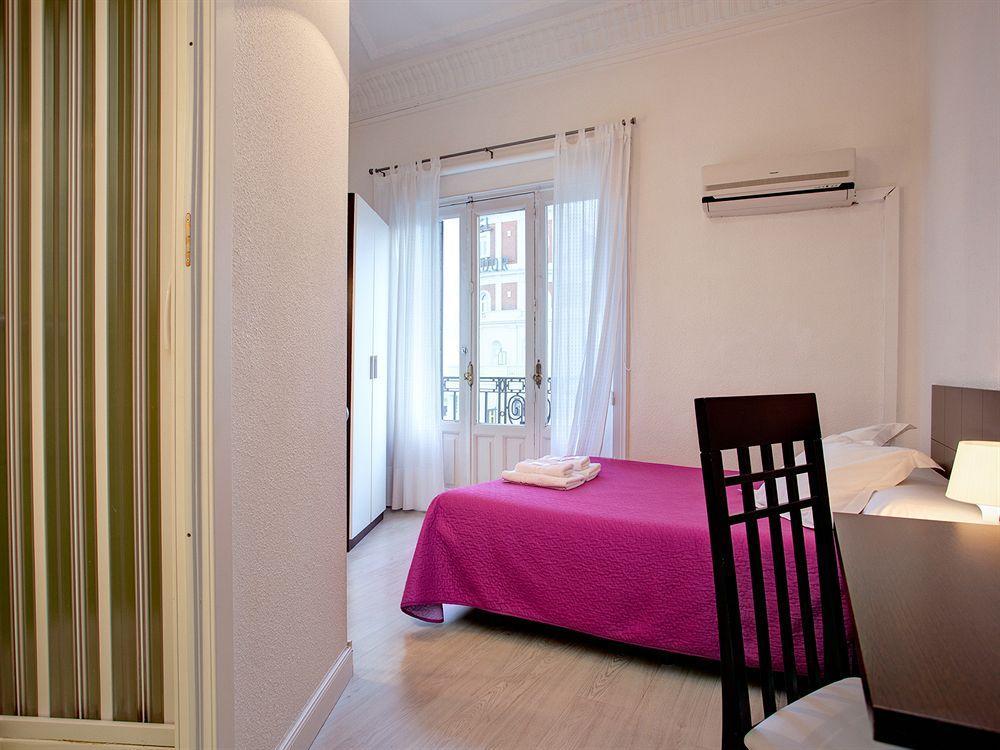 Hostal Besaya Мадрид Екстер'єр фото